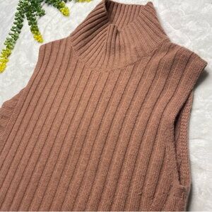 Vince Mixed Rib Wool & Cashmere Sleeveless Turtleneck Sweater in Camel Size Med